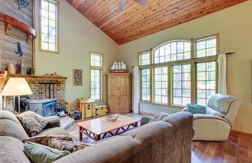 Sturgeon Bay House | Family-Friendly Home in Sturgeon Bay with Backyard