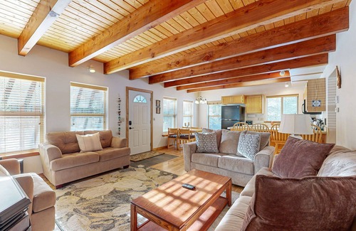 La Pine House | Family-friendly home with WiFi, BBQ grill, washer/dryer, golf nearby