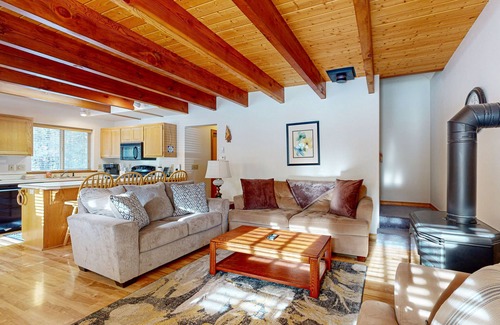 La Pine House | Family-friendly home with WiFi, BBQ grill, washer/dryer, golf nearby