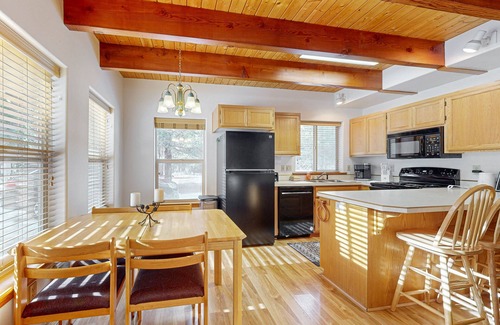 La Pine House | Family-friendly home with WiFi, BBQ grill, washer/dryer, golf nearby