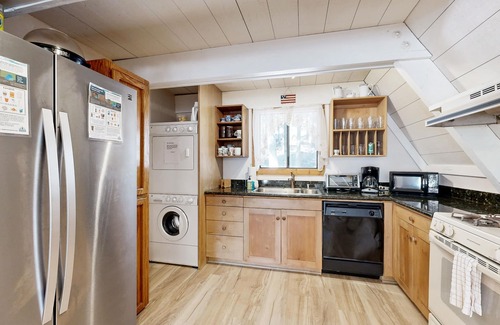 Truckee Ski Chalet | Family-Friendly Home with Shared Pool & Hot Tub - Access to Rec Center