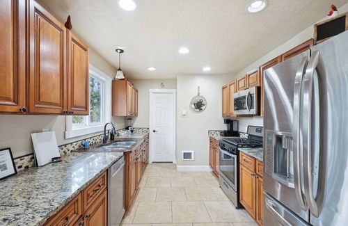 Kalispell House | Family friendly house in Many Lakes with Hot Tub