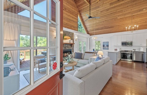 Eatonton House | Family Friendly Lake Sinclair Getaway - kayaks and fire pit