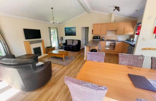Liverton House | Family Friendly Lodge sleeping 5 with Hot Tub - Devon