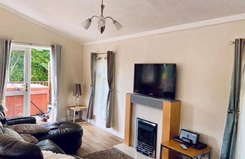 Liverton House | Family Friendly Lodge sleeping 5 with Hot Tub - Devon