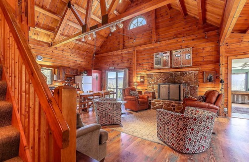 Weston Cabin | Family-friendly log cabin with Fireplace & Mountain Views near 4 Ski Resorts