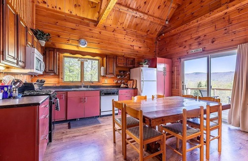 Weston Cabin | Family-friendly log cabin with Fireplace & Mountain Views near 4 Ski Resorts