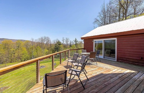 Weston Cabin | Family-friendly log cabin with Fireplace & Mountain Views near 4 Ski Resorts