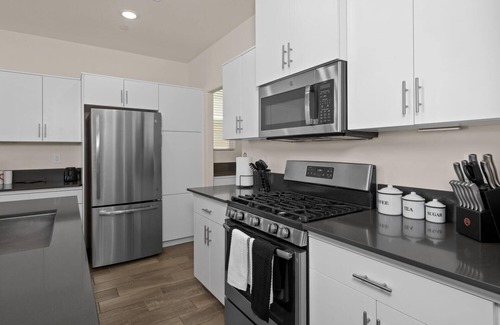 Clovis House | Family Friendly, Modern 3 Bedroom, Ideal for Long Term Stay in a Gated Community