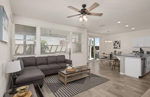 Clovis House | Family Friendly, Modern 3 Bedroom, Ideal for Long Term Stay in a Gated Community