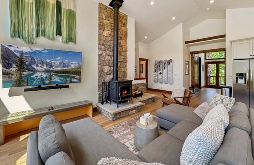 Donnelly Cabin | Family-Friendly, Mountain Views and Hot Tub