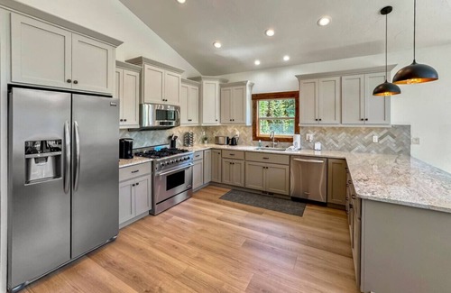 Donnelly Cabin | Family-Friendly, Mountain Views and Hot Tub
