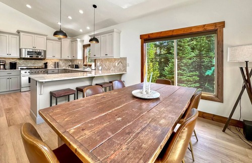 Donnelly Cabin | Family-Friendly, Mountain Views and Hot Tub