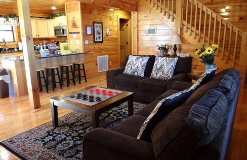 Wears Valley Cabin | Family Friendly, No Steep Roads, Mountain View, Large Yard, Fire Pit, Wi-Fi