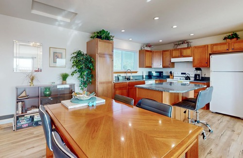 Copalis Beach House | Family-friendly oceanview escape with spacious, wrap around deck and free Wifi