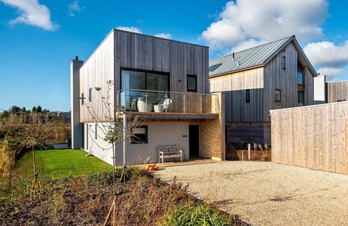 Cirencester House | Family friendly property in nature reserve The Hangout ML15