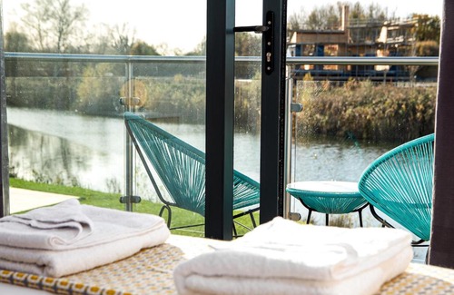 Cirencester House | Family friendly property in nature reserve The Hangout ML15