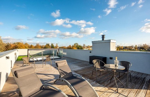 Cirencester House | Family friendly property in nature reserve The Hangout ML15