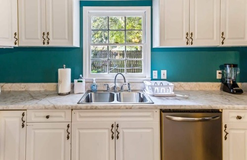 Savannah House | Family Friendly & Ping Pong- Relax & Play Retreat