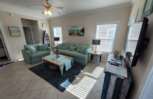 Ono Island Condo | Family-Friendly Resort with Tiki Bar, Live Music; near Naval Air Station, P-Cola