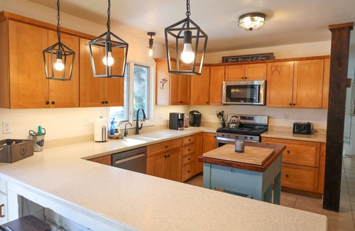 La Porte House | Family Friendly Retreat, sleeps 12+, Pole Barn with games, Large inground pool