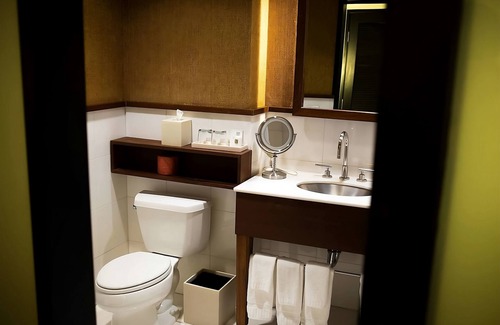 San Jose Hotel | Family-friendly Room in Silicon Valley! Free Parking & Seasonal Outdoor Pool!