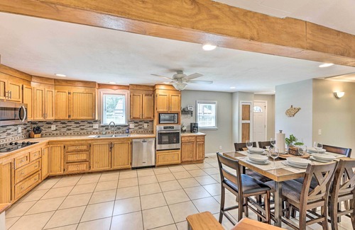 Summerlee House | Family-Friendly Sanctuary: BBQ, Patio & Yard