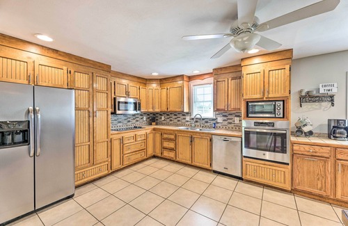 Summerlee House | Family-Friendly Sanctuary: BBQ, Patio & Yard