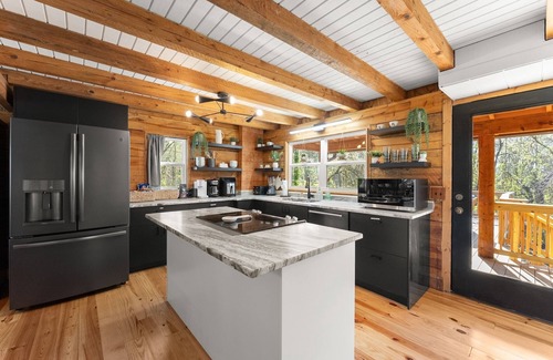 Gainesville Cabin | Family Friendly, Sleeps 11, Pets allowed!