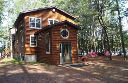 Three Lakes House | Family Friendly sleeps 14 comfortably