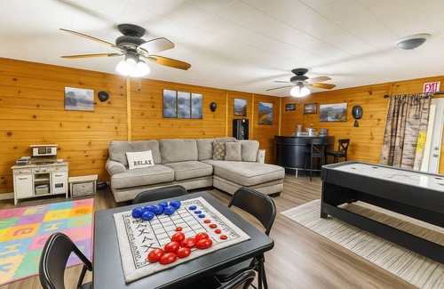 Seymour Cabin | Family-Friendly SmokyMountain Cabin W/hot tub/gameroom/Firepit/bunk beds near PF
