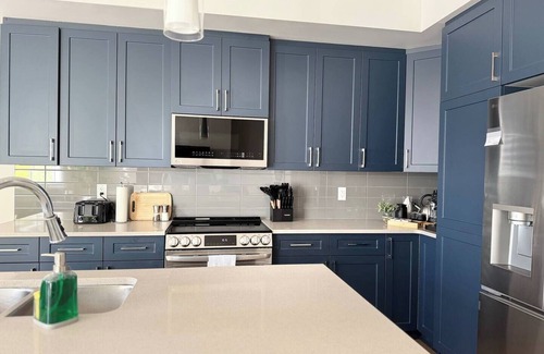 Southeast Edmonton House | Family Friendly| Spacious|King Bed| Wifi|Sleeps 12