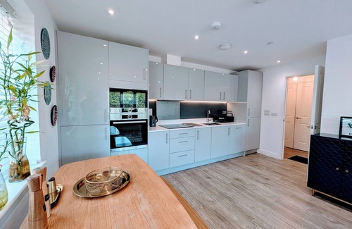 Epsom Apartment | Family Friendly Stay Near London | WiFi