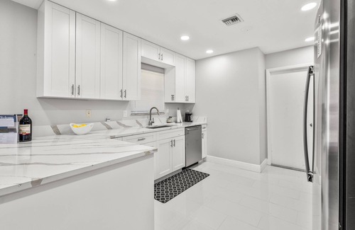 Florida Ridge House | Family-Friendly Stay, Near Beach & Downtown. Early Check-In & Late Check-Out!