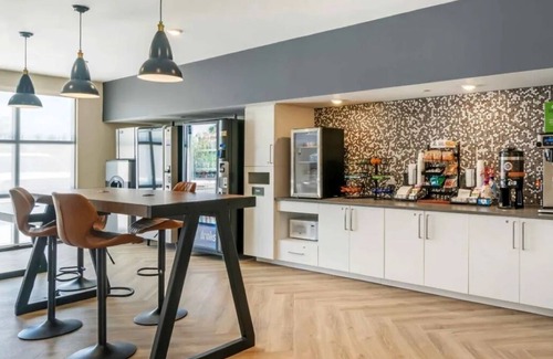 Biggar Hotel | Family-Friendly Suite w/Kitchen Near Six Mile Cypress Preserve | 4 Units