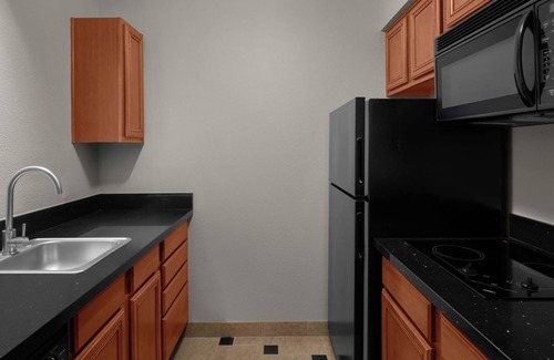 Renton House | Family Friendly Suite w/Full Kitchen, Free Parking and Free Airport Shuttle!