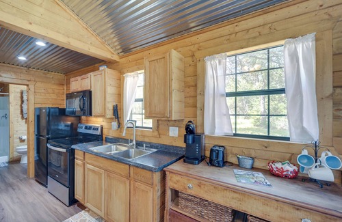 Fredericksburg Cabin | Family-Friendly Hill Country Cabin Rental w/Deck!