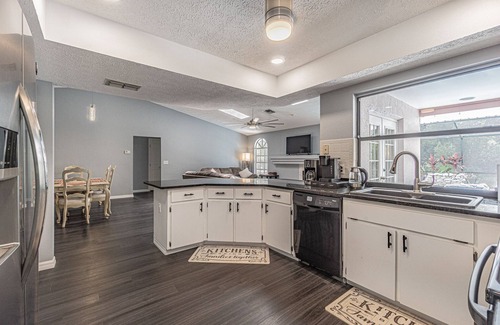 Elfers House | Family friendly pool home/3 bed 2 bath/pet friendly/near Beaches and Tampa