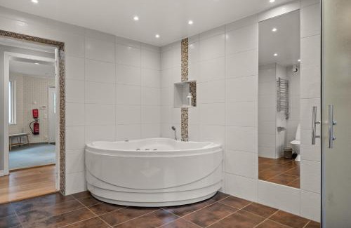 Katrineholm Villa | Family Friendly Villa near the Water
