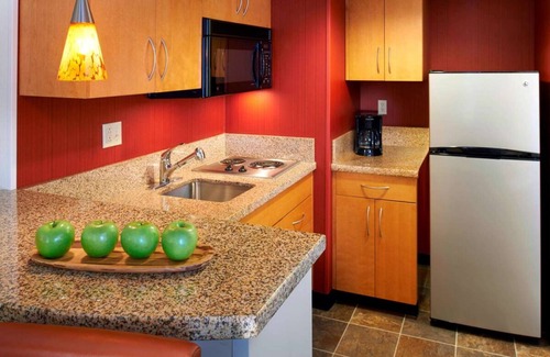 Warren Resort | Family Fun at Detroit Zoo! Free Breakfast, Full Kitchen, Pet-friendly Property!
