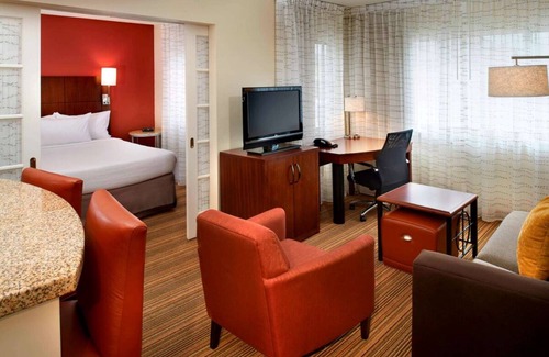 Warren Resort | Family Fun at Detroit Zoo! Free Breakfast, Full Kitchen, Pet-friendly Property!