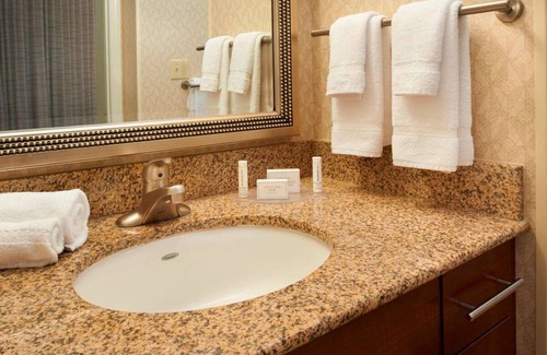 Warren Resort | Family Fun at Detroit Zoo! Free Breakfast, Full Kitchen, Pet-friendly Property!