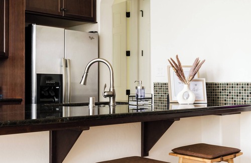 Raisin House | Family Fun-Filled Oasis: Mini Golf, Arcade, King Bed, Great Location and more!