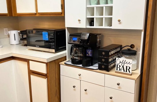 Rogers House | Family Fun! Games, 1G Fast WiFi, 1 King, 2 Queens, & Sofabed, Sleeps 8 in Rogers