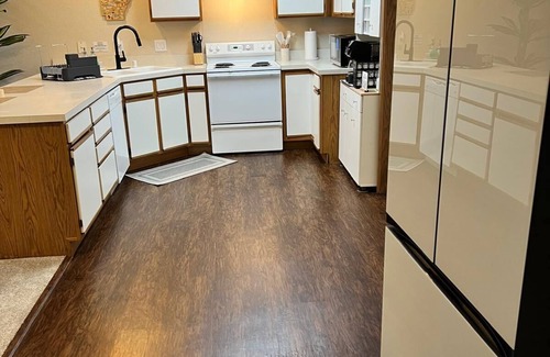 Rogers House | Family Fun! Games, 1G Fast WiFi, 1 King, 2 Queens, & Sofabed, Sleeps 8 in Rogers
