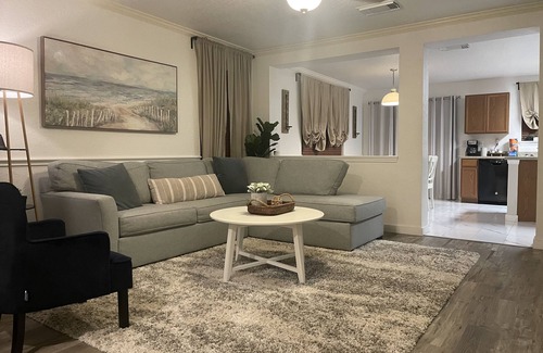 West San Antonio House | Family Fun! Kid Friendly! Patio, BBQ, Next Door to Park, 1 mile to Sea World!