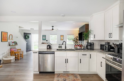 Thompson's Station House | Family FUN! Luxury Touches, Mini Golf, Firepit, Fully Loaded