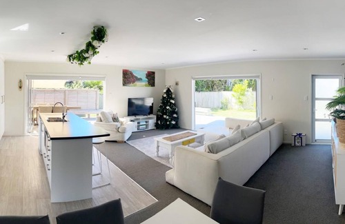 Mangawhai House | Family Fun - Sunny, fully-fenced, holiday home - walk to the village, markets, Bennetts, Tavern and more