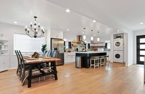 Bixby Knolls House | FAMILY Gathering | KING Bed! | Big Kitchen & Patio