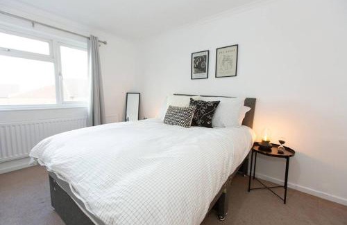 Edwalton Apartment | Family Getaway - 3BR Home & Driveway Parking